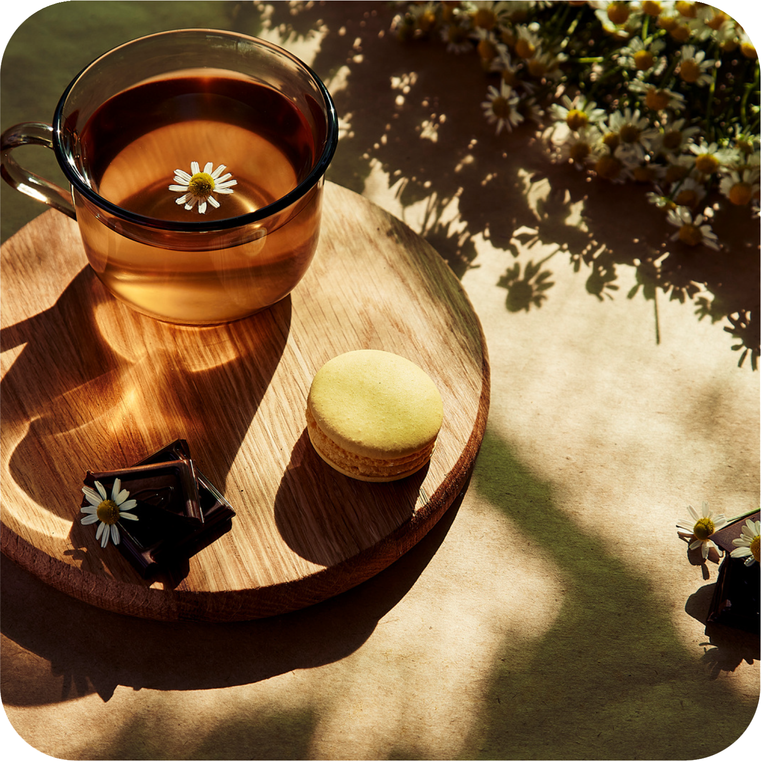 Enjoy a calming cup of herbal tea for focus without caffeine during your daily routine.