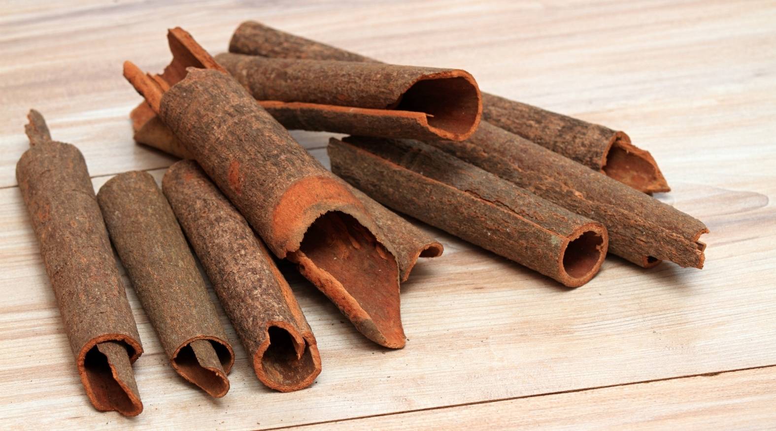 Cinnamon (Cinnamomum verum) showing rolled bark sticks with a warm brown colour and textured surface, highlighting the characteristic curled layers and the spice’s natural, aromatic form.